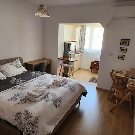 Andi's Place-comfy Studio-city Center * Tirana