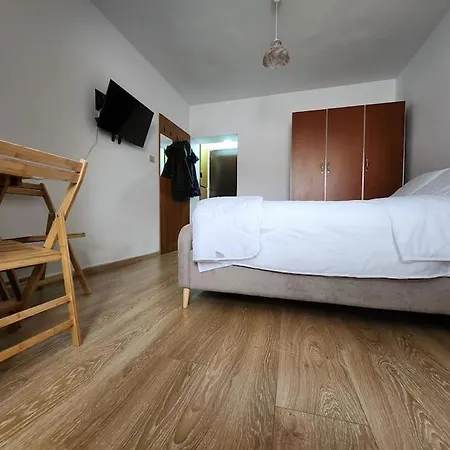 Andi's Place-comfy Studio-city Center דירה טיראנה
