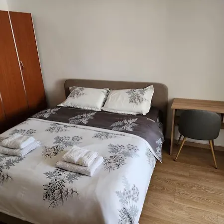 Andi's Place-comfy Studio-city Center דירה טיראנה