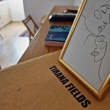 Andi's Place-comfy Studio-city Center דירה טיראנה
